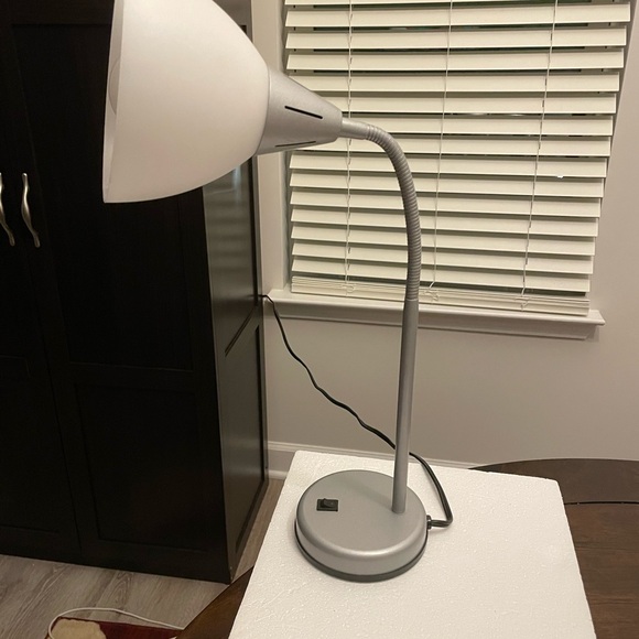 EUC Small Flexible Gooseneck Table Lamp for home or Office on/off switch on base - Picture 8 of 13